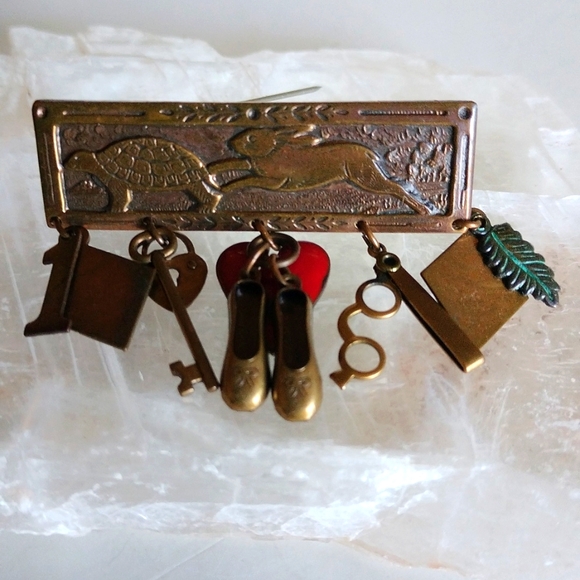 VINTAGE RARE PARVENUE PIN WITH CHARMS TORTOISE & HARE - Picture 2 of 5